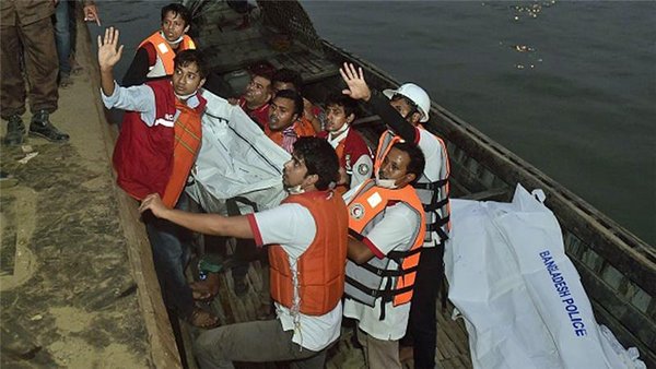 Sobreviventes disseram que ferry levava mais de 150 passageiros quando naufragou (Foto: AFP)