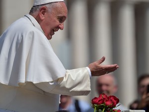 O Papa Francisco chega à Praça São Pedro para
audiência geral nesta quarta-feira (15) (Foto:
Vincenzo Pinto/AFP)