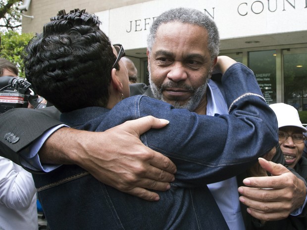Anthony Ray Hinton recebe abraço logo após sair da prisão nesta sexta-feira (3), em Birmingham, no estado do Alabama (Foto: Hal Yeager/AP)