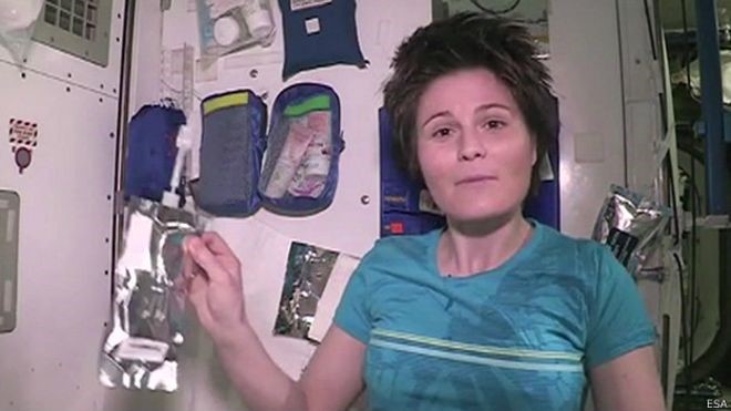 Astronauta italiana Samantha Cristoforetti explica como ela e colegas da Estação Espacial Internacional mantêm higiene pessoal (Foto: Reprodução/ESA/BBC)